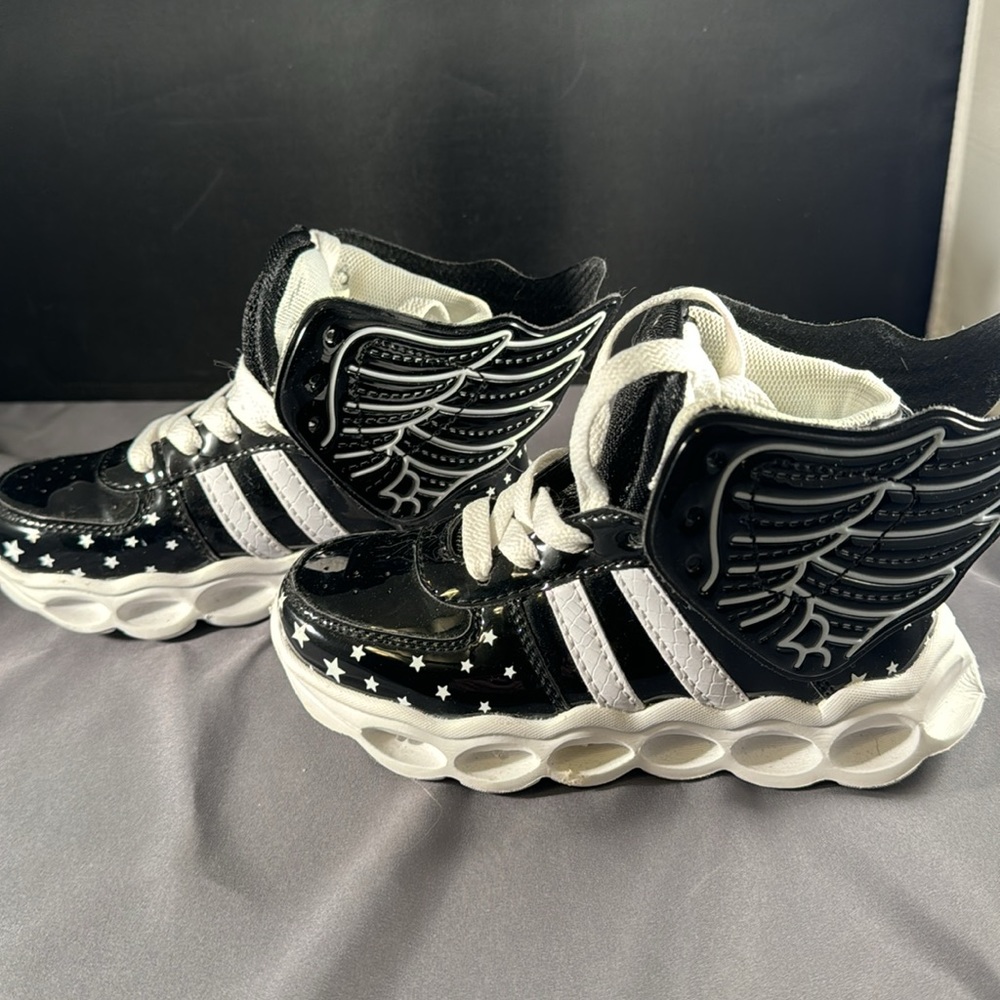Kids light up rechargeable winged shiny black sneakers - Picture 3 of 6